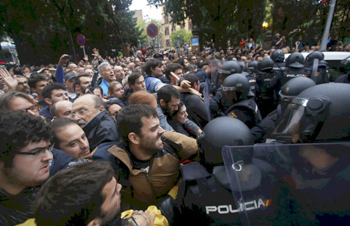   بالصور.. اشتباكات بين الشرطة والمواطنين فور بدء استفتاء كتالونيا
