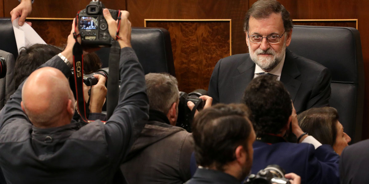   رئيس الحكومة الإسبانية يقيل رئيس كتالونيا وحكومته