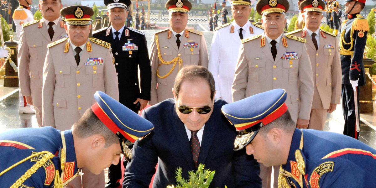   صور| الرئيس يضع إكليلاً من الزهور على قبر الجندى المجهول ويقرأ الفاتحة على روحى عبدالناصر والسادات