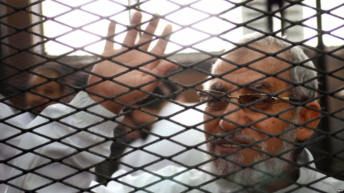   رئيس محكمة جنايات القاهرة لمرشد الإخوان «أقعد عدل»