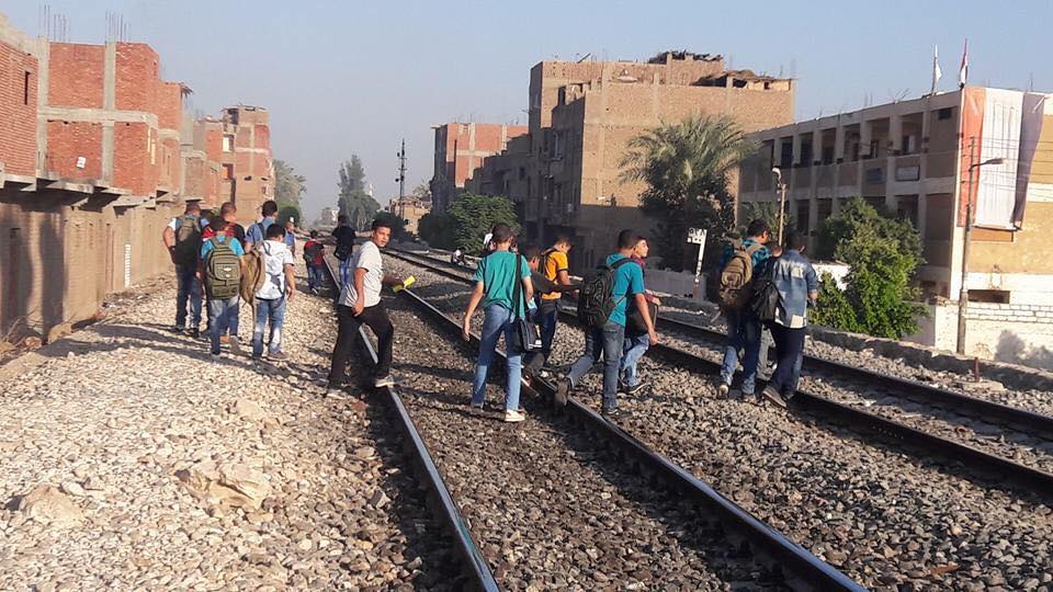   بالصور: عبور تلاميذ المدارس شريط السكة الحديد بفرشوط يُنذر بكارثة