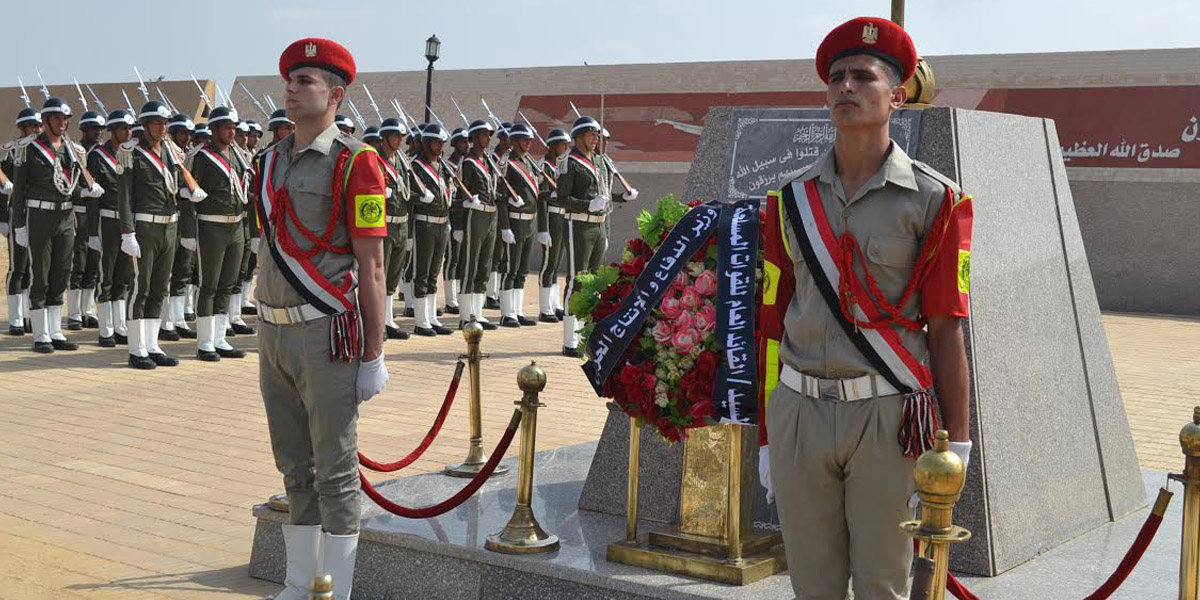     قادة الجيوش والمناطق العسكرية يضعون أكاليل الزهور على قبر الجندى المجهول