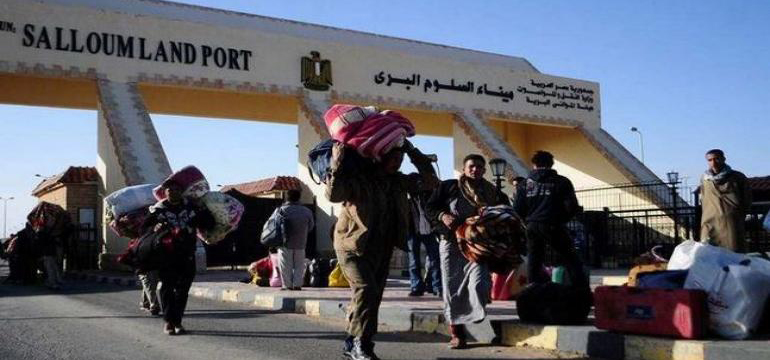   عودة 240 مصريا و139 شاحنة من ليبيا عبر منفذ السلوم
