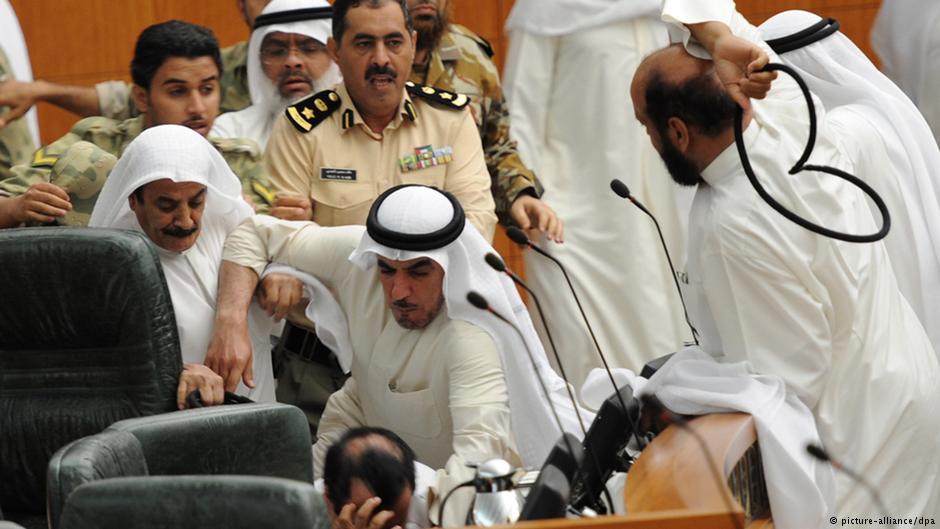   حبس نواب برلمانيين كويتيين حاليين وسابقين بسبب اقتحام البرلمان