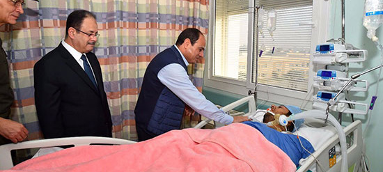   صور| الرئيس السيسي يزور النقيب الحايس للاطمئنان على حالته الصحية