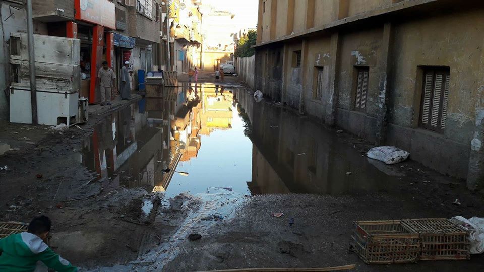   غرق شارع رئيسي بالمياه يُعطل حياة المواطنين في «أبنود»