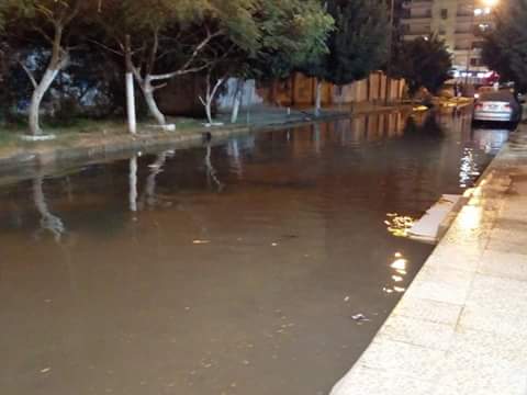 صور| غرق شارع بالإسماعيلية والمواطنين يستغيثون