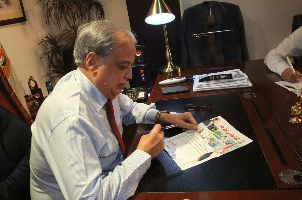  نائب رئيس جهاز أمن الدولة الأسبق يوقع لحملة «كلنا معاك من أجل مصر»