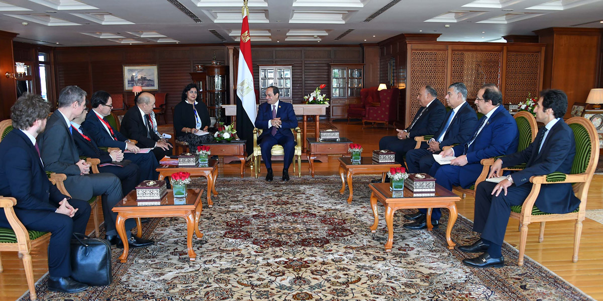   الرئيس يعقد اجتماعاً لمتابعة الموقف التنفيذي لمشروع تطوير محور المحمودية بالاسكندرية