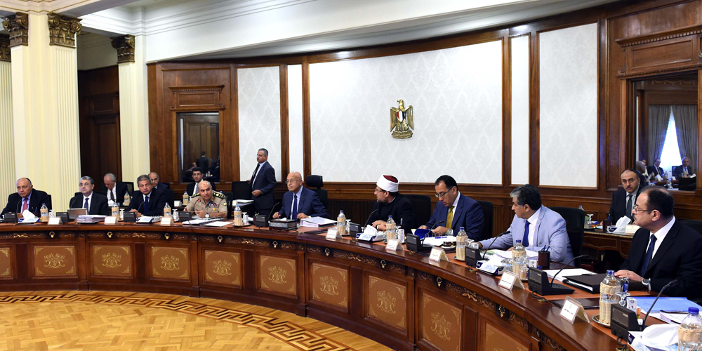   أول اجتماع لشريف إسماعيل على كرسي رئيس الوزراء بعد العلاج