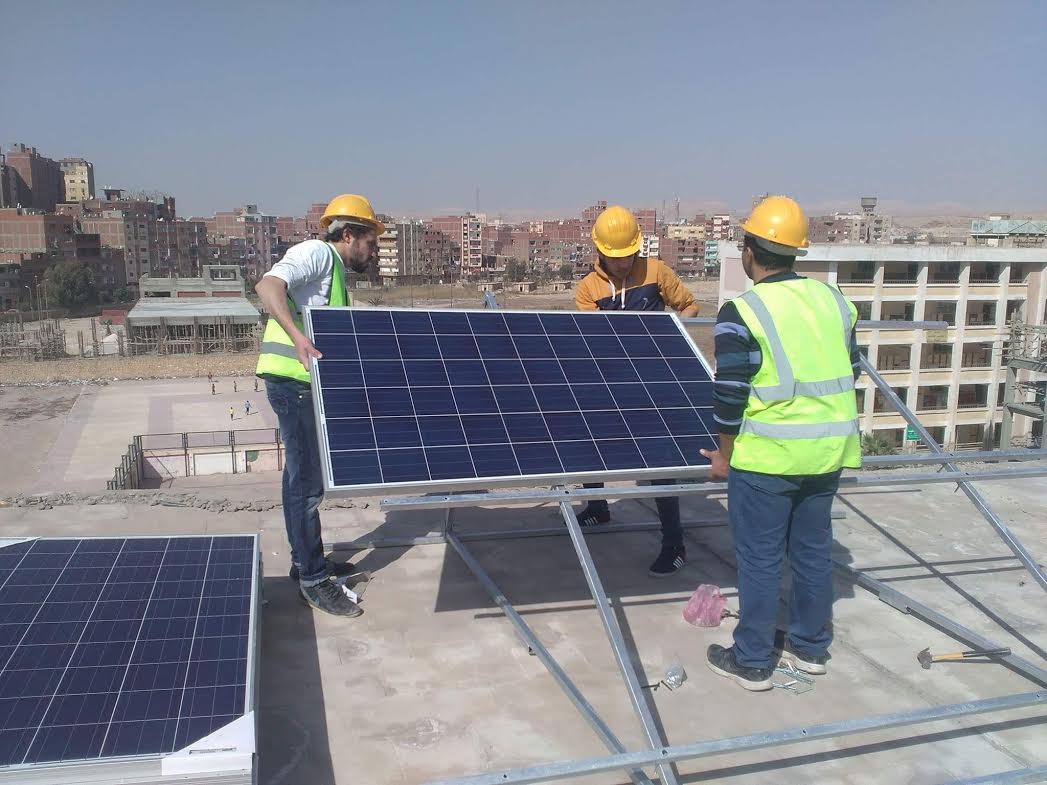   محافظ أسوان مدرسة مخصصة للطاقة الشمسية