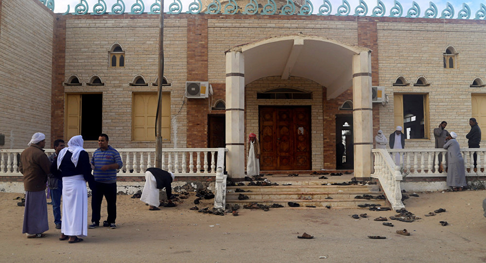   دعما لأهالى الشهداء.. توافد المصليين على مسجد «الروضة» لأداء صلاة الجمعة