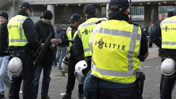   الشرطة الهولندية: اعتقال رجل يحمل علم فلسطين ويهشم الواجهة الزجاجية لمطعم يهودى