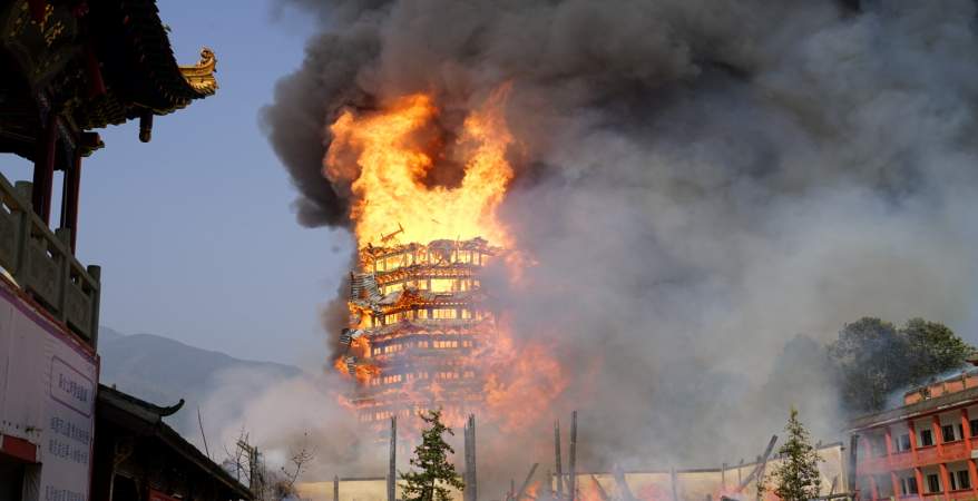   انهيار معبد بوذي جراء حريق ضخم