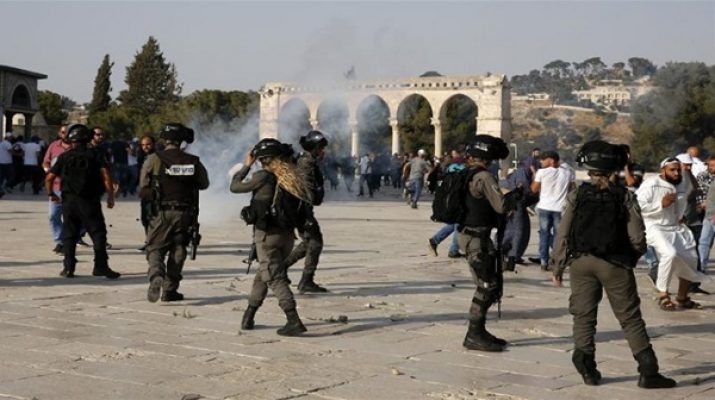   الاحتلال الإسرائيلي يعتدي على المعتصمين المقدسيين بباب العمود