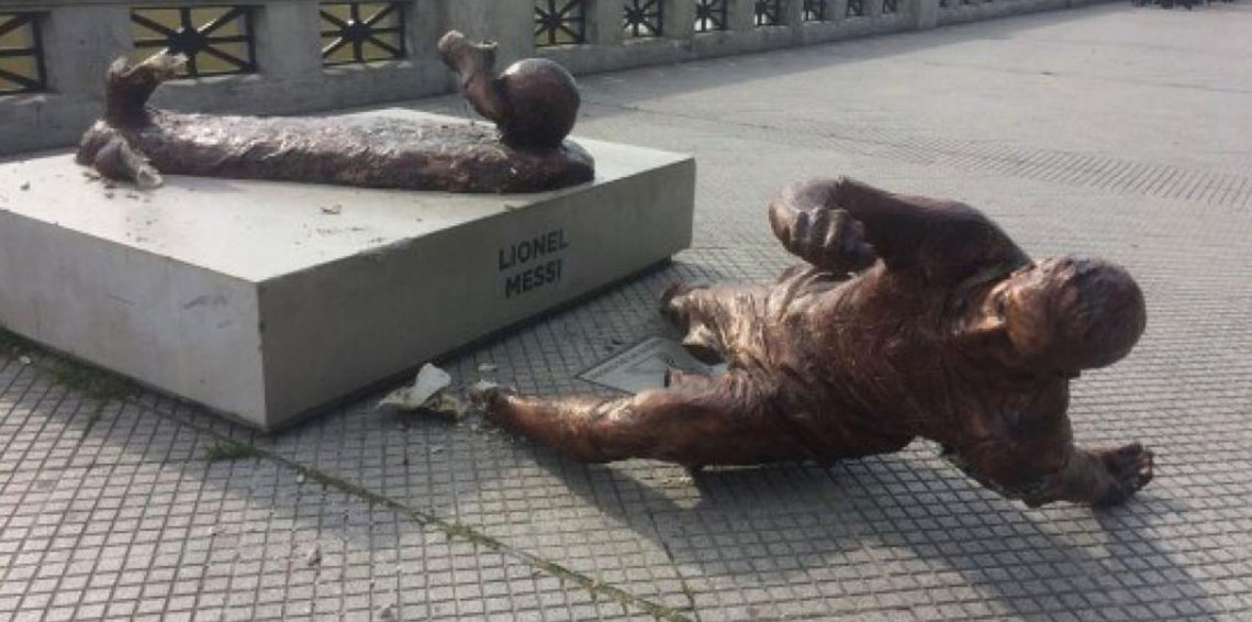   للمرة الثانية.. مجهولون يحطمون تمثال ميسي في الأرجنتين