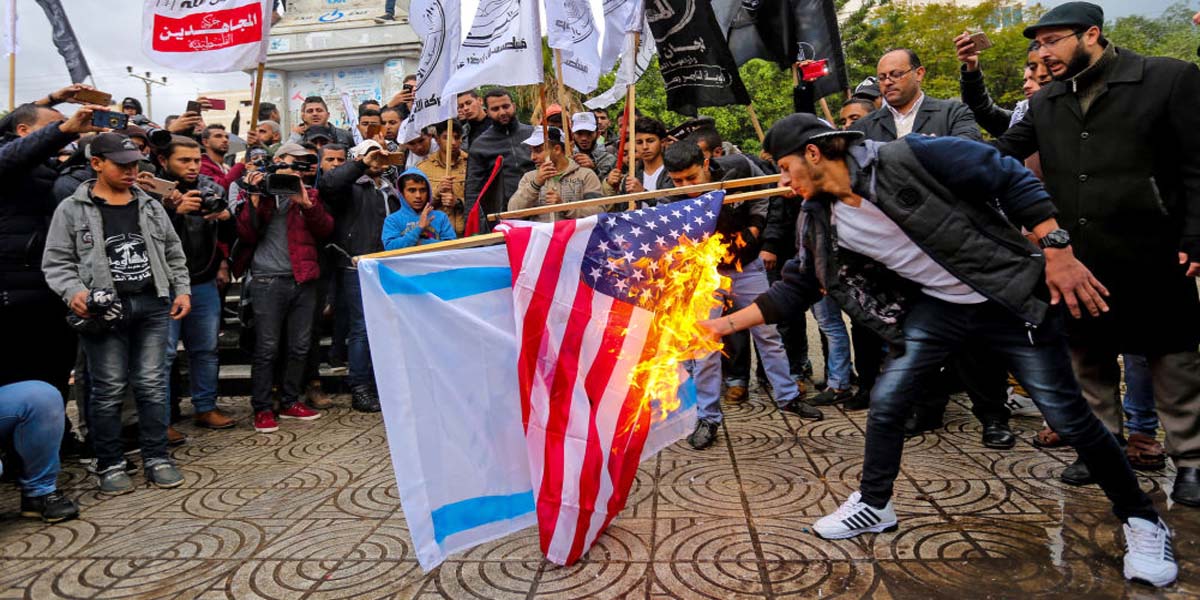   بث مباشر| محتجون يحاولون اقتحام السفارة الأمريكية ببيروت
