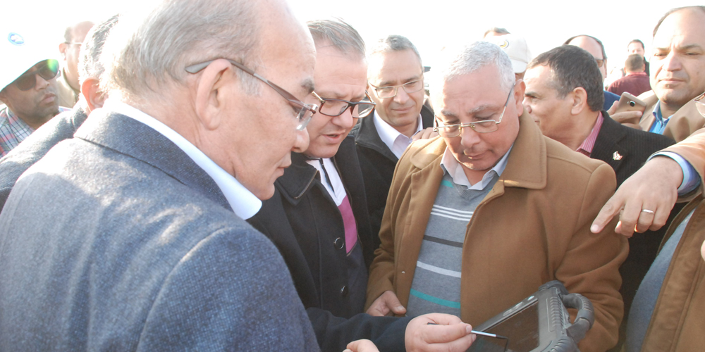   بالصور وزير الزراعة يتفقد مشروع استزراع 20 ألف فدان بغرب المنيا