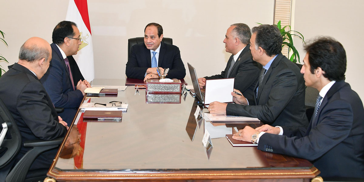   «لحل المشاكل الملاحية » السيسي يجتمع بمدبولي و 4 من وزراء الحكومة
