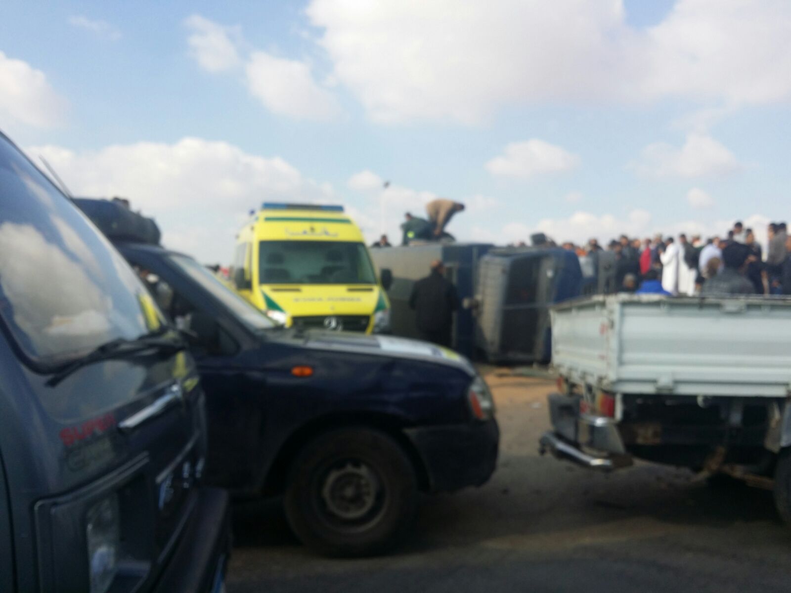   إنقلاب سيارة شرطة على طريق قنا – أسوان الصحراوى