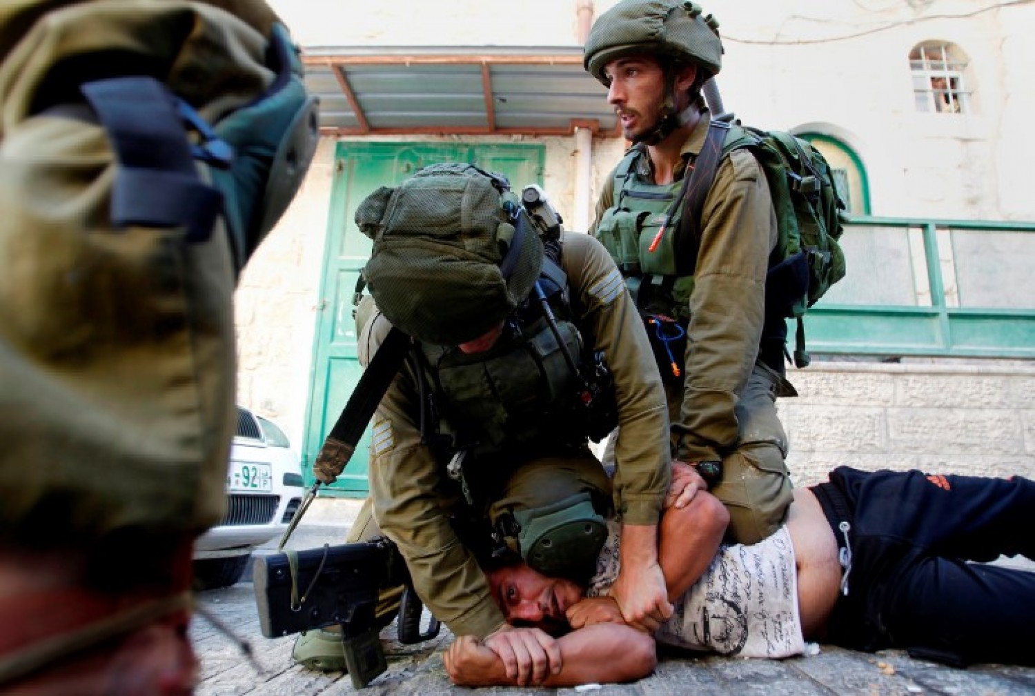   عاجل| اعتقال 32 فلسطينيا بينهم قادة حماس