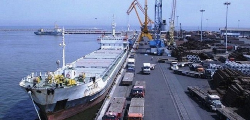   تفريغ قمح أمريكي بميناء الإسكندرية