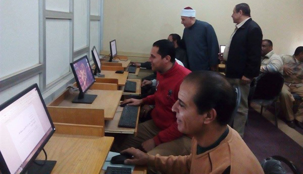   صور| كيف تتعامل مع «الكمبيوتر» دورة لتنمية مهارات الأزهريين فى كفر الشيخ