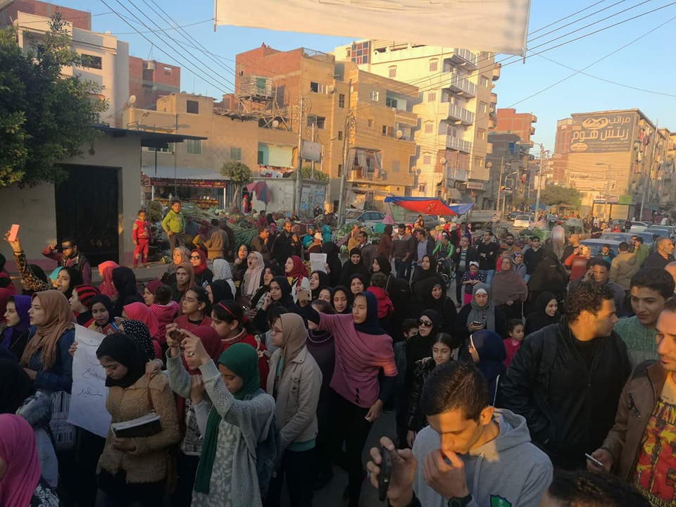   صور| سيدات وفتيات كفر الشيخ يتقدمن مسيرة للمطالبة بإعدام قاتل ضابط المرور