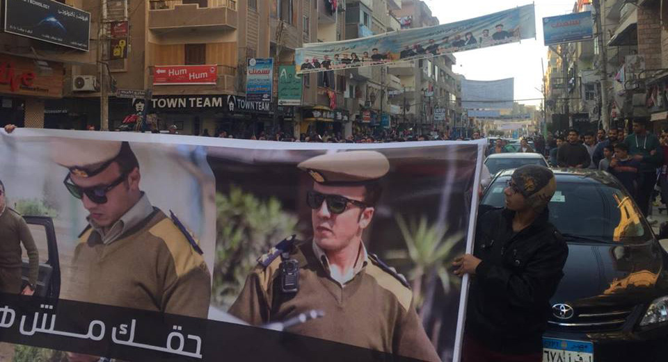   صور| المئات يرددون هتافات للمطالبة بإعدام قاتل ضابط كفر الشيخ فى مسيرة تطوف الشوارع
