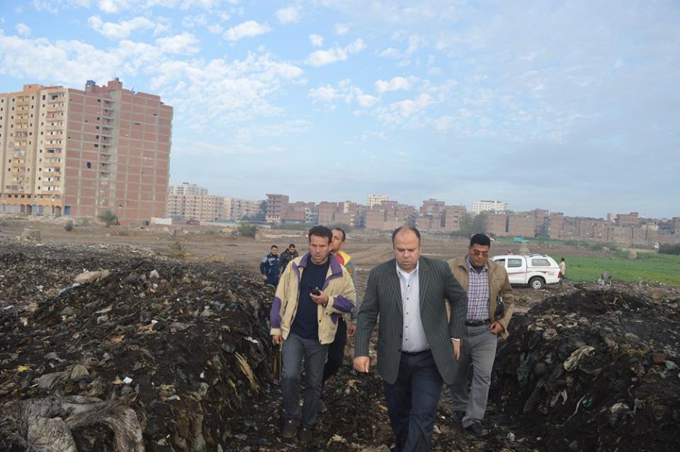   صور| مساعد محافظ كفر الشيخ: 18 سيارة تشارك فى نقل مقلب القمامة لإقامة مشروعات مكانه