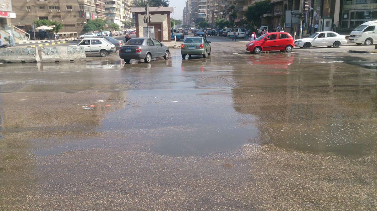   كسر ماسورة مياه تسببت فى تصادم سيارة بمدينة نصر