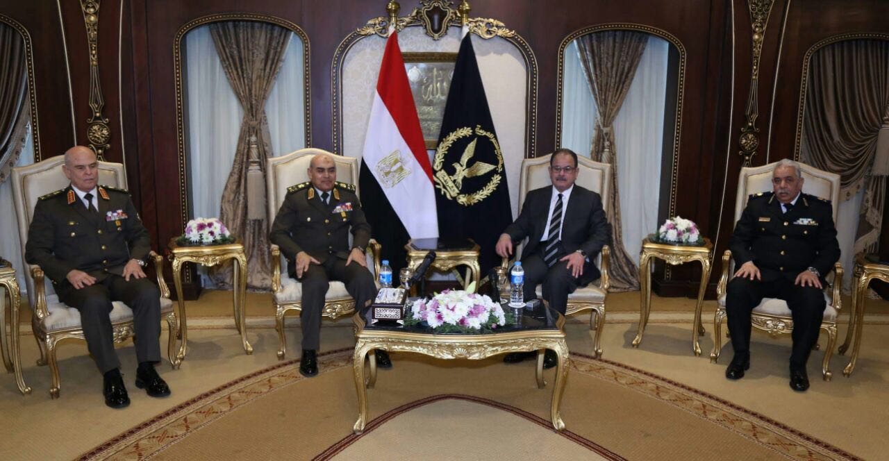   صور| كبار قادة القوات المسلحة تزور وزير الداخلية للتهنئة بعيد الشرطة