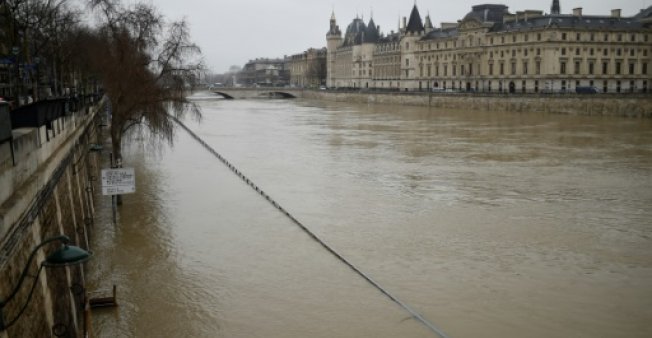   إخلاء باريس والسبب نهر السين