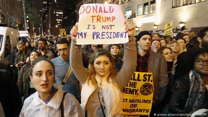   احتجاجات بنيويورك ضد قرار ترامب بحظر السفر على ست دول ذات أغلبية مسلمة