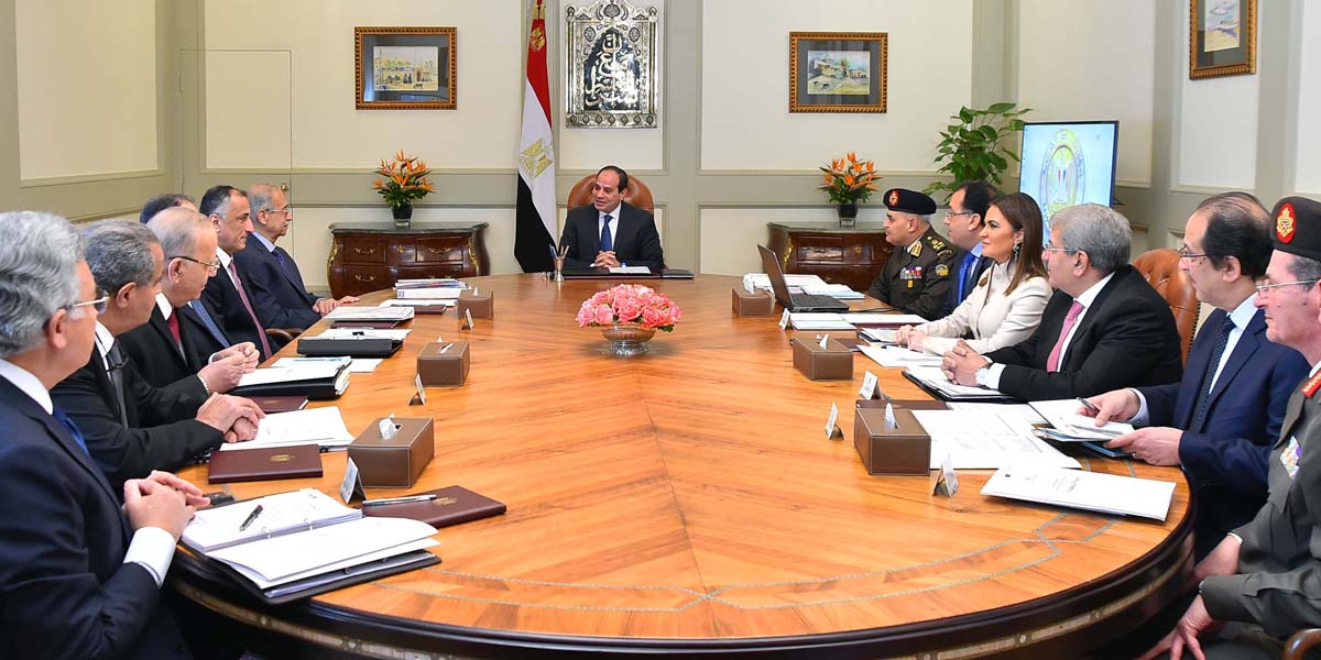   الرئيس يعقد اجتماعاً مع رئيس الوزراء ومحافظ البنك المركزي وعدد من الوزراء وكبار مسئولي الدولة