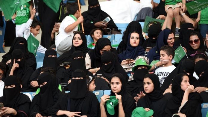   النساء يحضرن مباراة كرة قدم لأول مرة في تاريخ السعودية