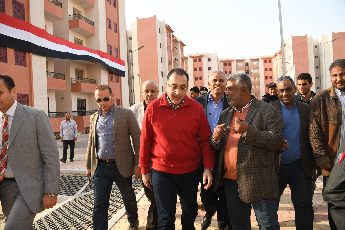   بالصور| وزير الإسكان يتفقد مشروع الإسكان الاجتماعى و«دار مصر» بمدينة الشروق