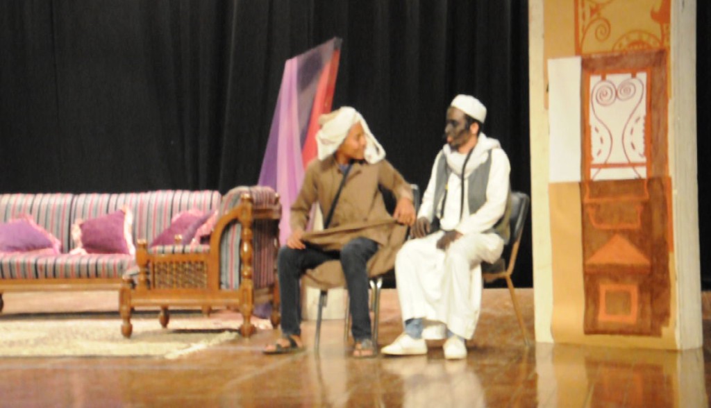   صور| فريق «كلية تياترو إعلام» يقدم «ينبوع الحب» على مسرح جامعة المنيا
