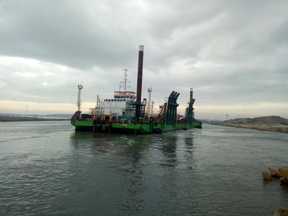   صور| البارج «نسيم» محتجز فى ميناء البرلس بسبب الطقس السيئ