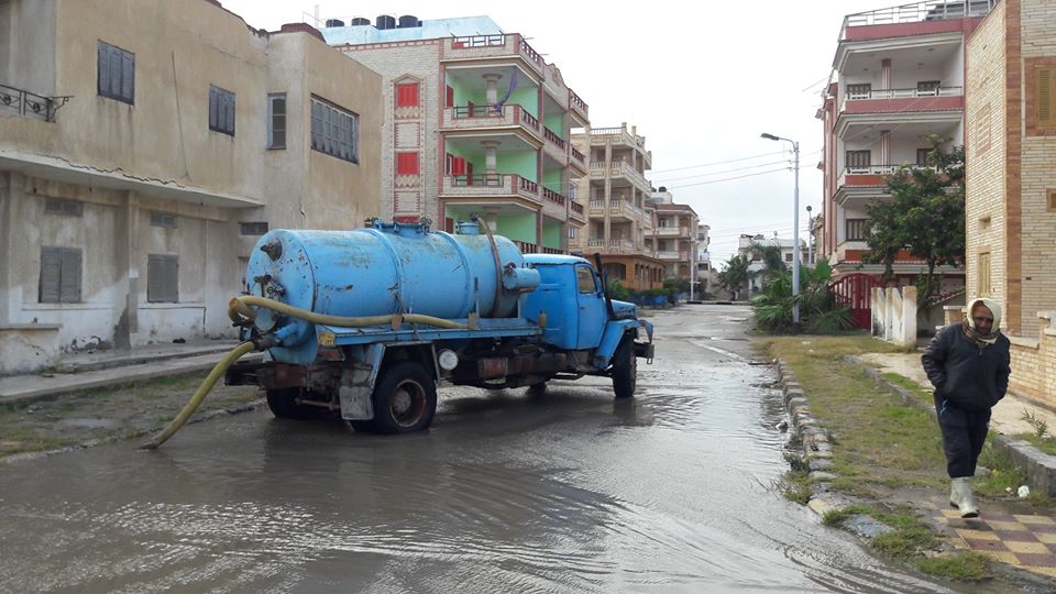   صور| رئيس مصيف بلطيم يستعين بماكينات الرى لشفط مياه الأمطار