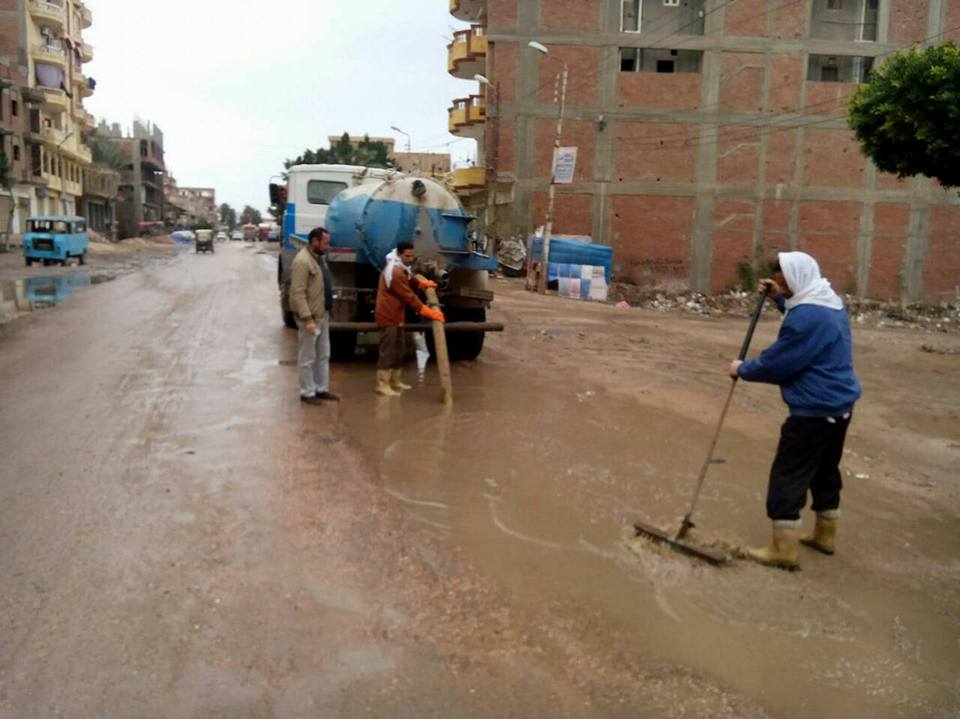   بالصور..شفط مياه الأمطار من شوارع دسوق ورئيس المدينة يطالب بالمتابعة