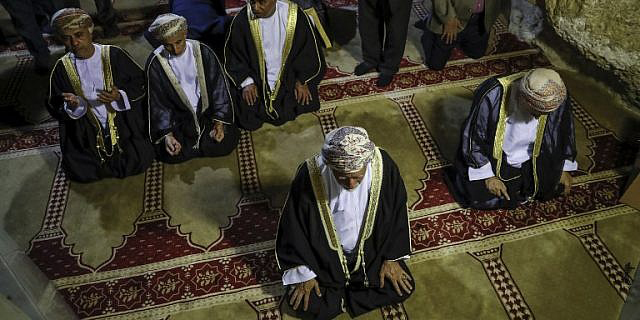   بالصور| وزير الخارجية العُمانى يصلى بالمسجد الأقصى.. مفاجأة من العيار الثقيل