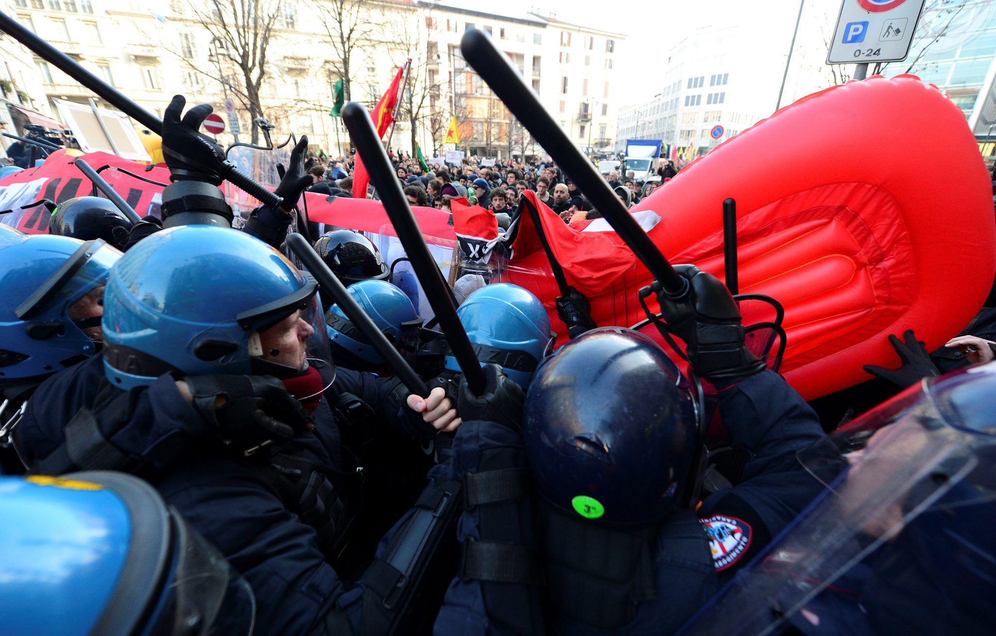   صور| اشتباكات عنيفة بين الشرطة الإيطالية ومناهضى الفاشية بميلانو