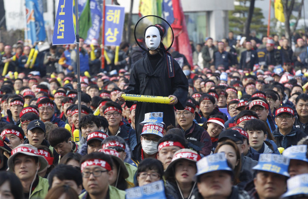   مظاهرات فى كوريا الجنوبية تحتج على حضور«مجرم حرب» من الشمال ختام الأولمبياد