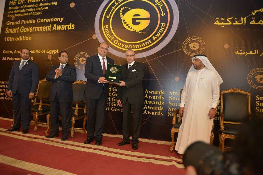   أبو زيد يهدي جائزة التميز العربي في الإدارة الحكومية للرئيس السيسي