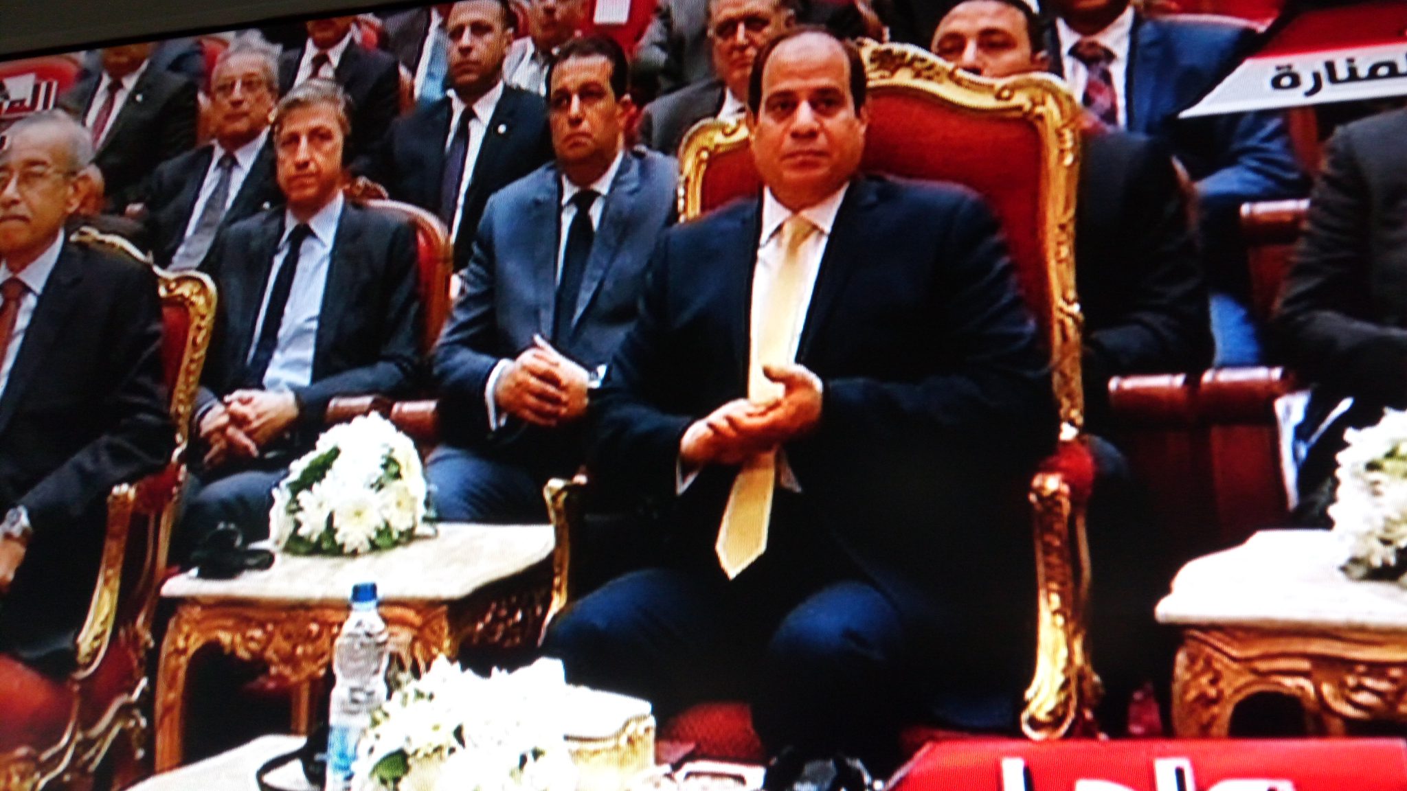   صور| سفير قبرص يجلس خلف الرئيس السيسي خلال مؤتمر إيجبس