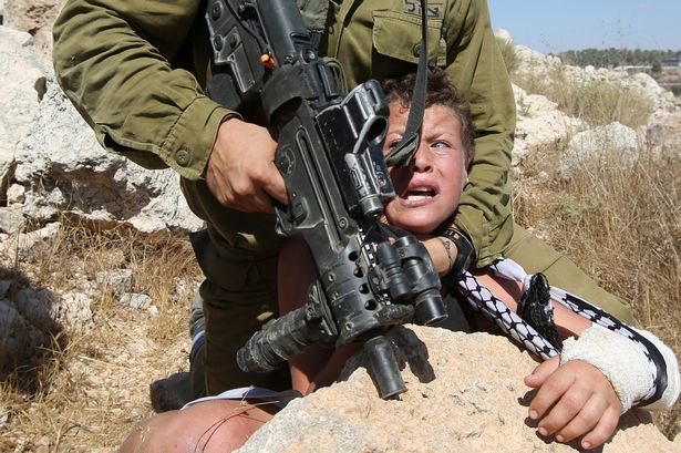   الاحتلال الإسرائيلي يعتقل شابين فلسطينيين بزعم محاولتهما تنفيذ عملية في «بئر السبع»