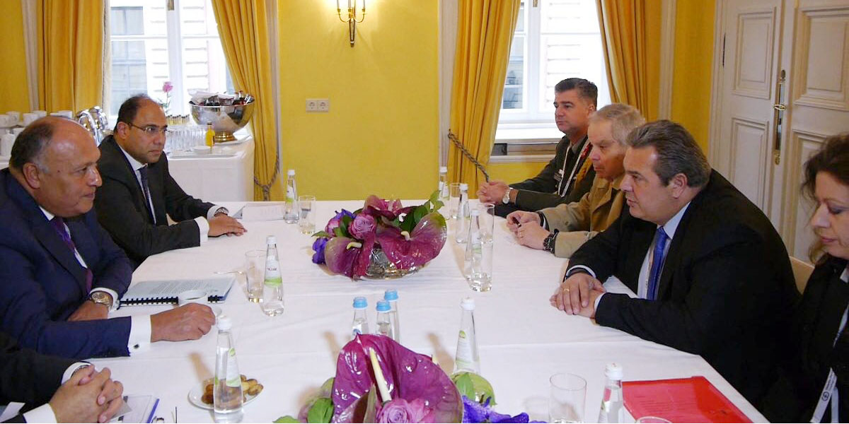   وزير الخارجية يلتقي وزير الدفاع اليوناني علي هامش مؤتمر ميونخ للأمن