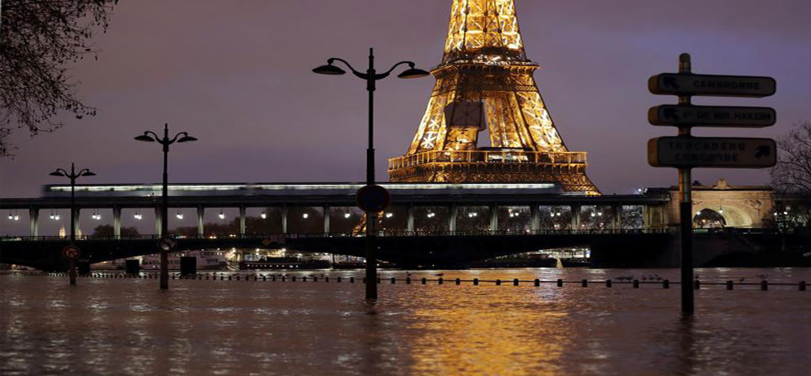   باريس تغرق فى متر ماء