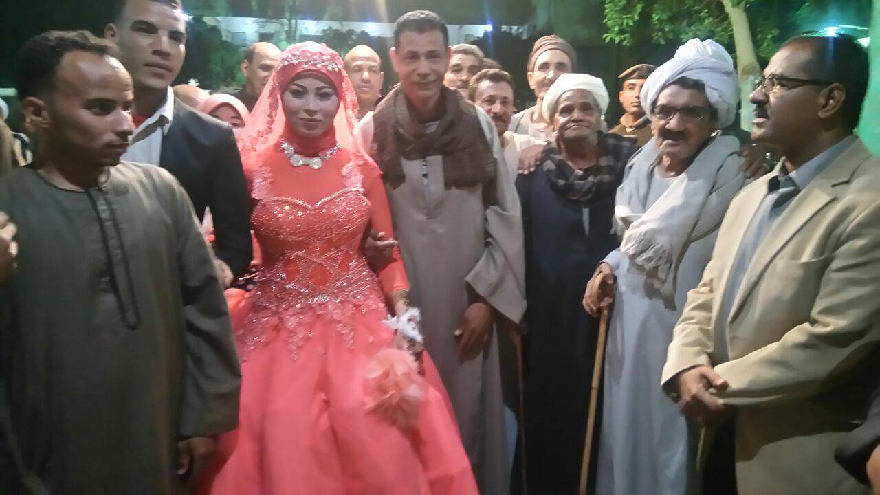   بالصور| عريس وعروسة يدليان بصوتهما في الانتخابات الرئاسية بمركز فرشوط